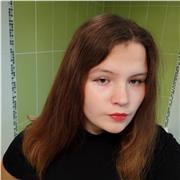 Je suis une étudiante qui aime aider les jeunes tout en douceur.